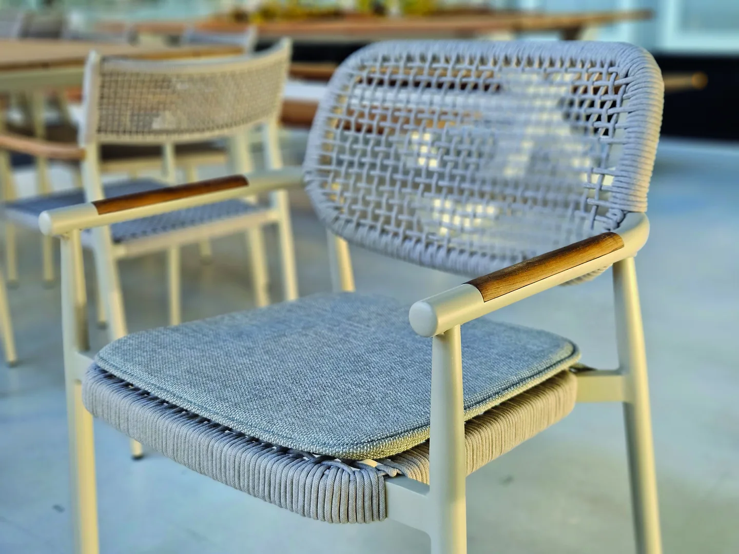 Chaise MIDLETON – Alu sable, corde beige, accoudoirs teck avec coussin – Image 4